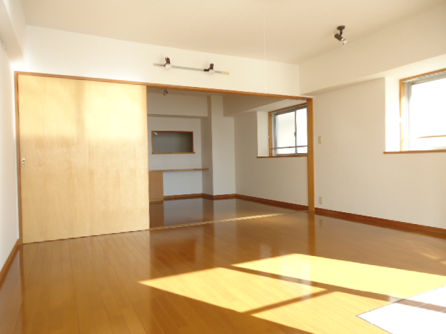 Living and room. The rooms are spacious space of about 20 tatami in the dining and Western-style.