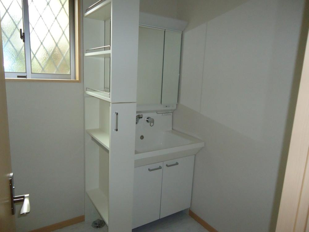 Wash basin, toilet. Indoor (12 May 2013) Shooting