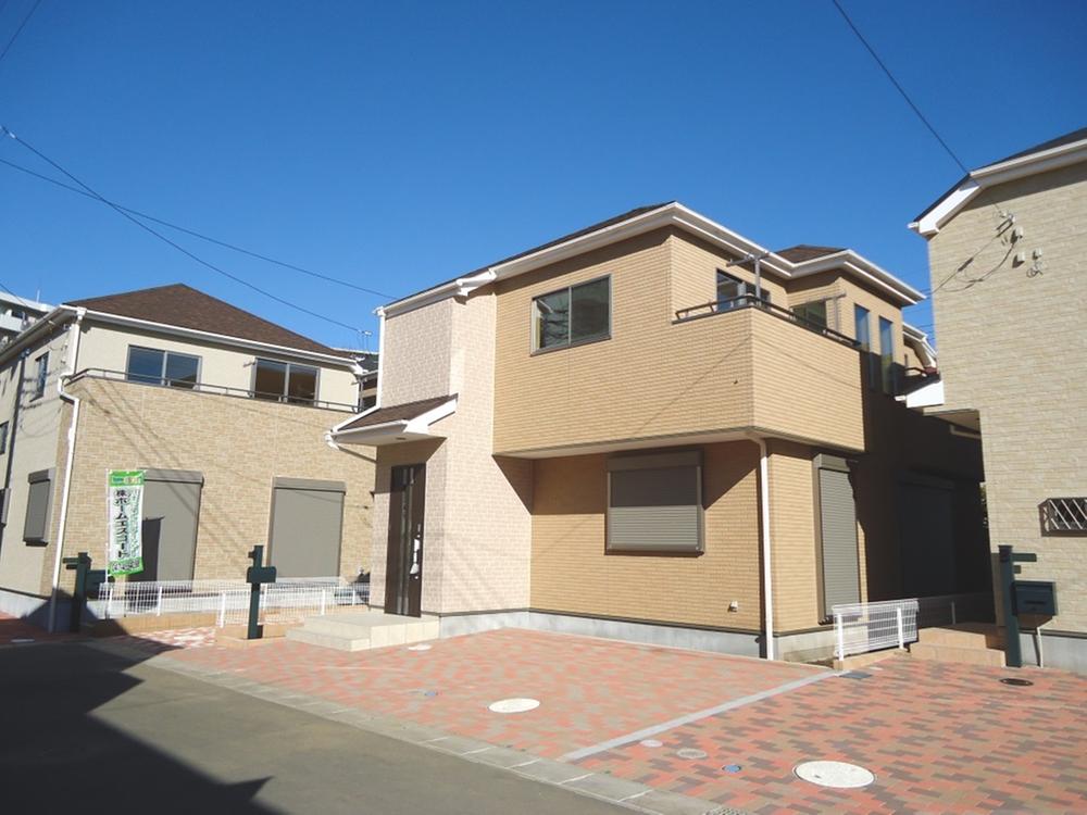 Local photos, including front road. Local (12 May 2013) Shooting