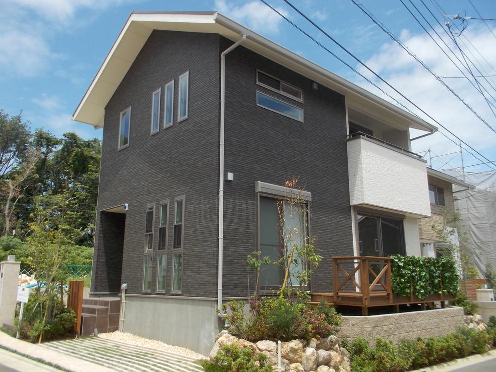 Local appearance photo. Wood deck with a 14-Building, Parking is also with two in the southwest corner lot. (May 2013), shooting (with wooden deck)