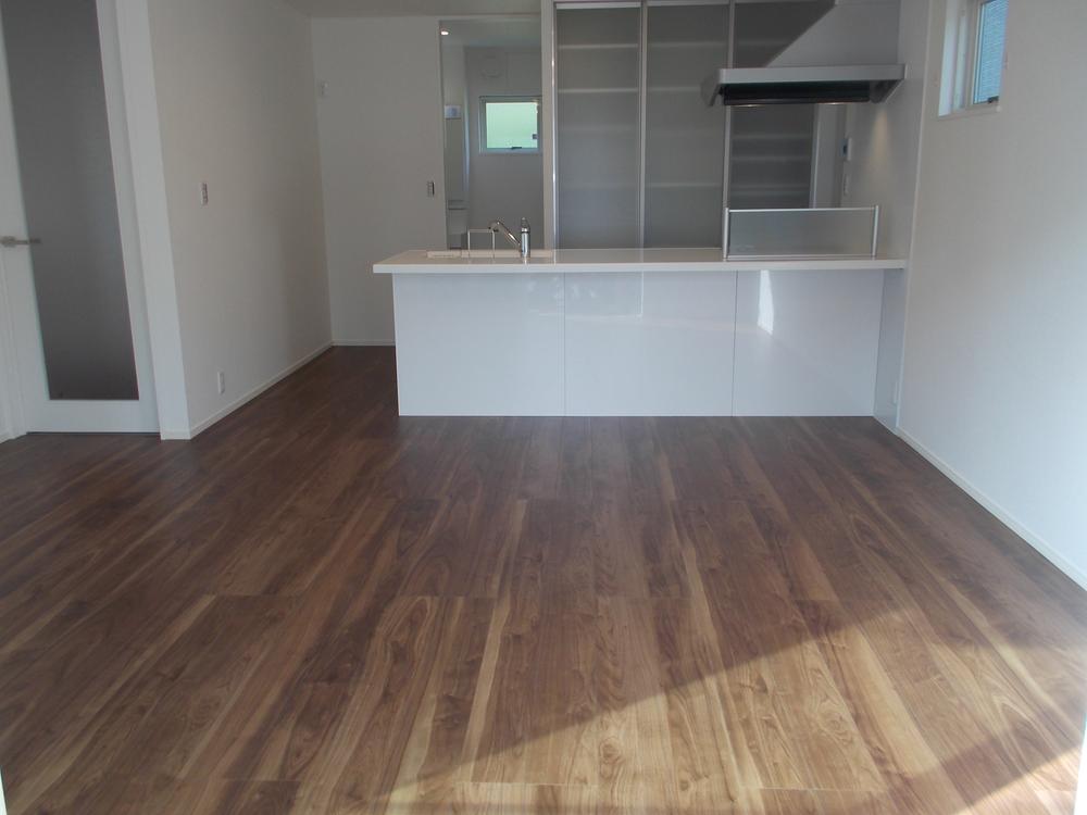 Living. South-facing Ribinguda ・ inning, I'm happy large kitchen storage and Peninsula type kitchen. (October 2013) Shooting (spacious LDK15.7 tatami mats)