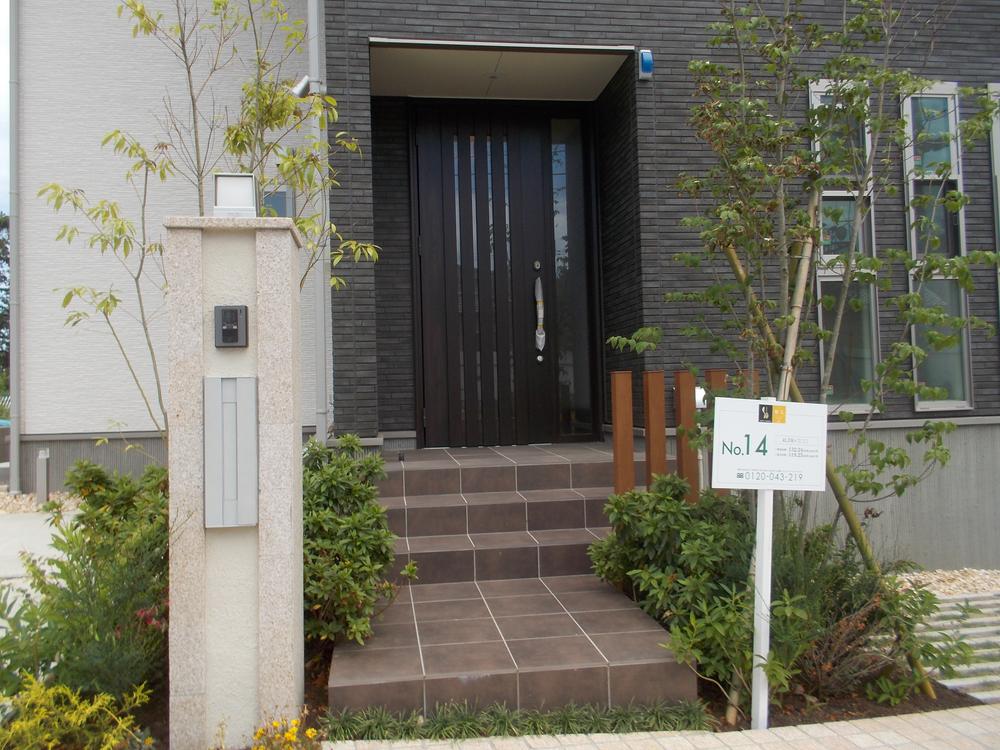 Entrance. Entrance approach (14 Building) (May 2013) Shooting