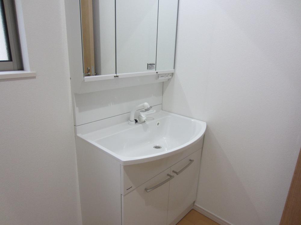 Wash basin, toilet. Building 2 room (November 2013) Shooting