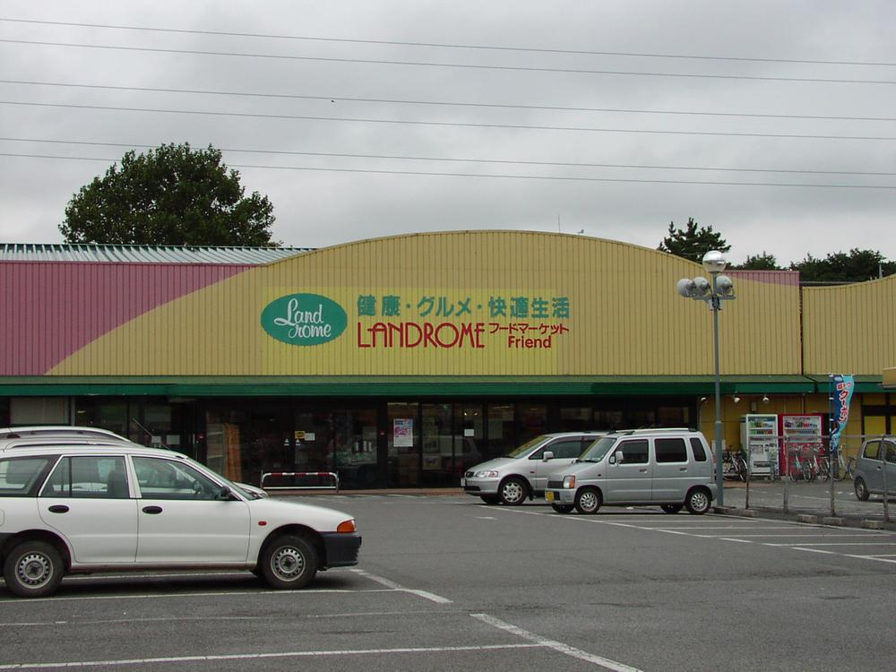 Supermarket. 500m to land loam