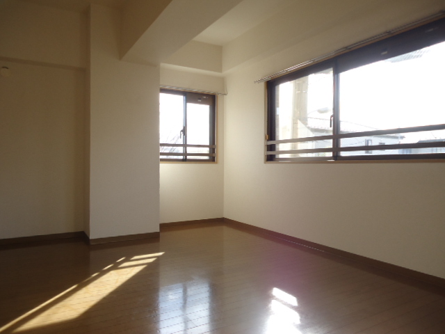 Living and room. South Western-style: bright rooms at the corner room