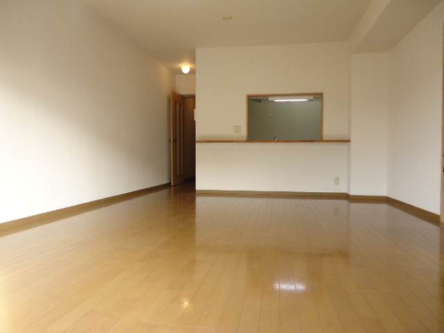 Living and room. Popular face-to-face counter kitchen!