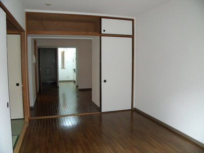 Living and room. Open to you can also be used as a 2LDK