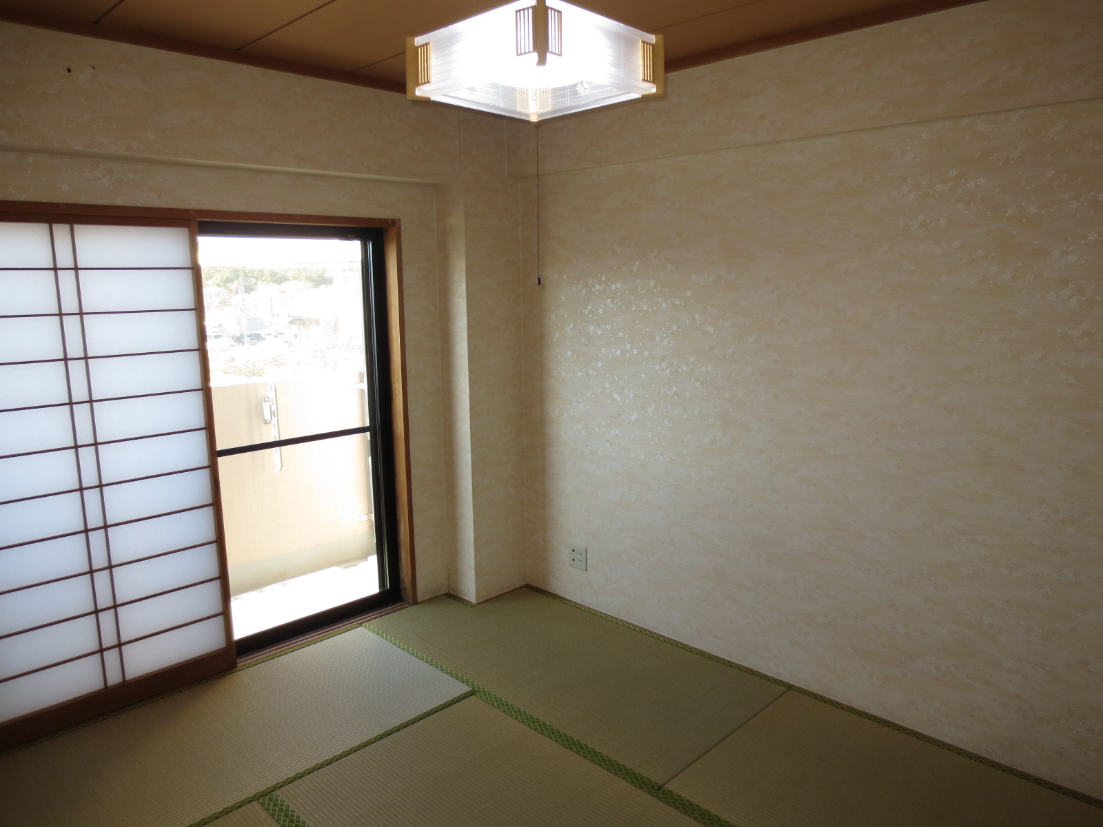 Living and room. Bright Japanese-style room 6 quires, It housed about 1 between