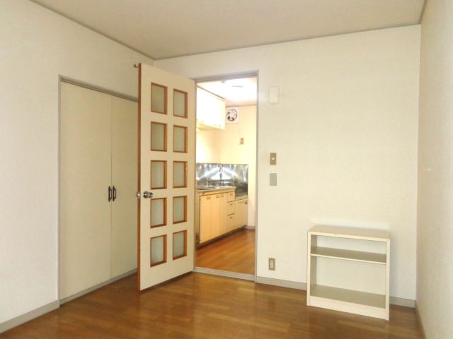 Living and room. Western-style 6 Pledge
