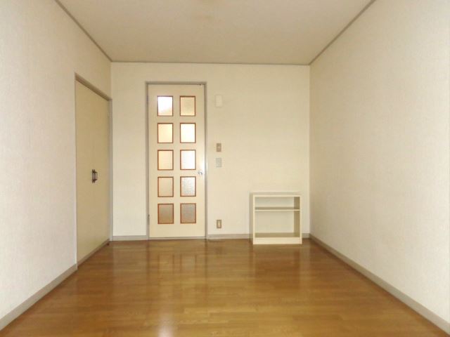 Living and room. Western-style 6 Pledge