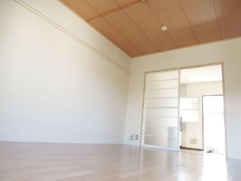 Living and room. Beautiful flooring ・ It is a cross-happy!