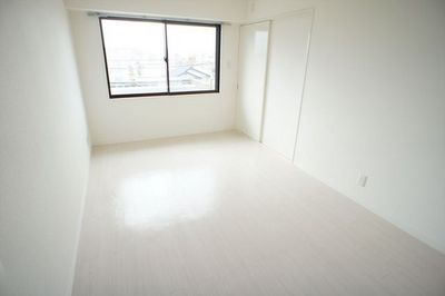 Living and room. South-facing good per yang ・ Bright room.