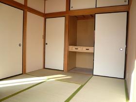 Living and room. Please be rumbling in the Japanese-style room.