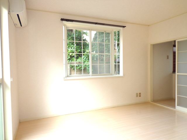 Living and room. Western-style 8 pledge