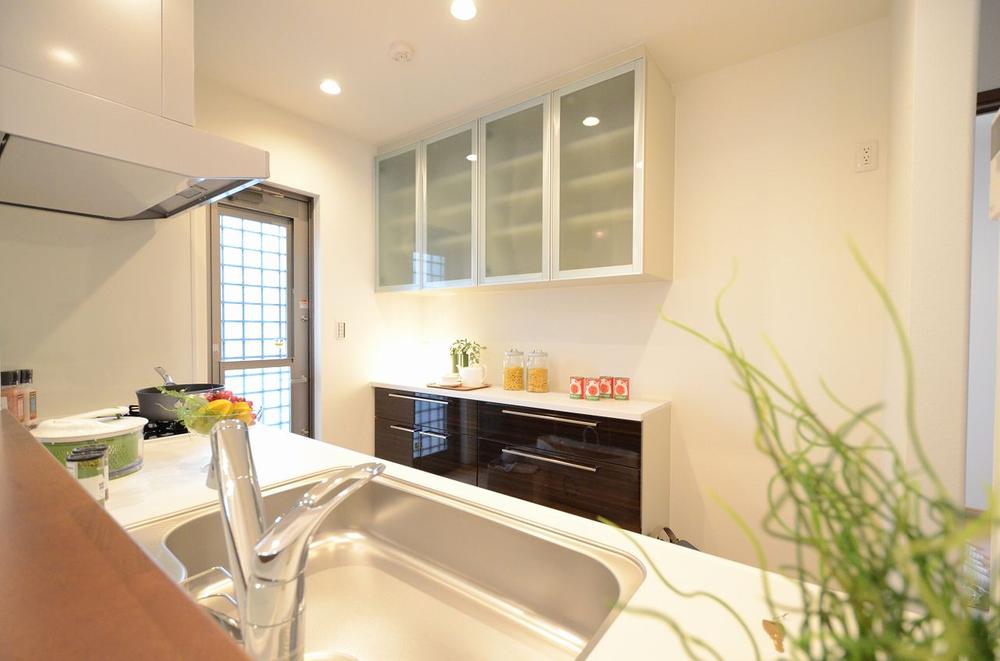 Kitchen. Is a model building face-to-face in the kitchen. The model building we have also installed cupboards (optional)