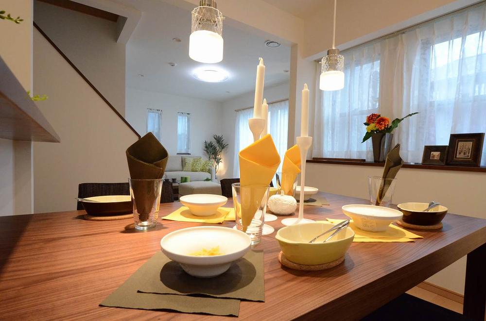 Other introspection. Day is good in the south side of the living room.