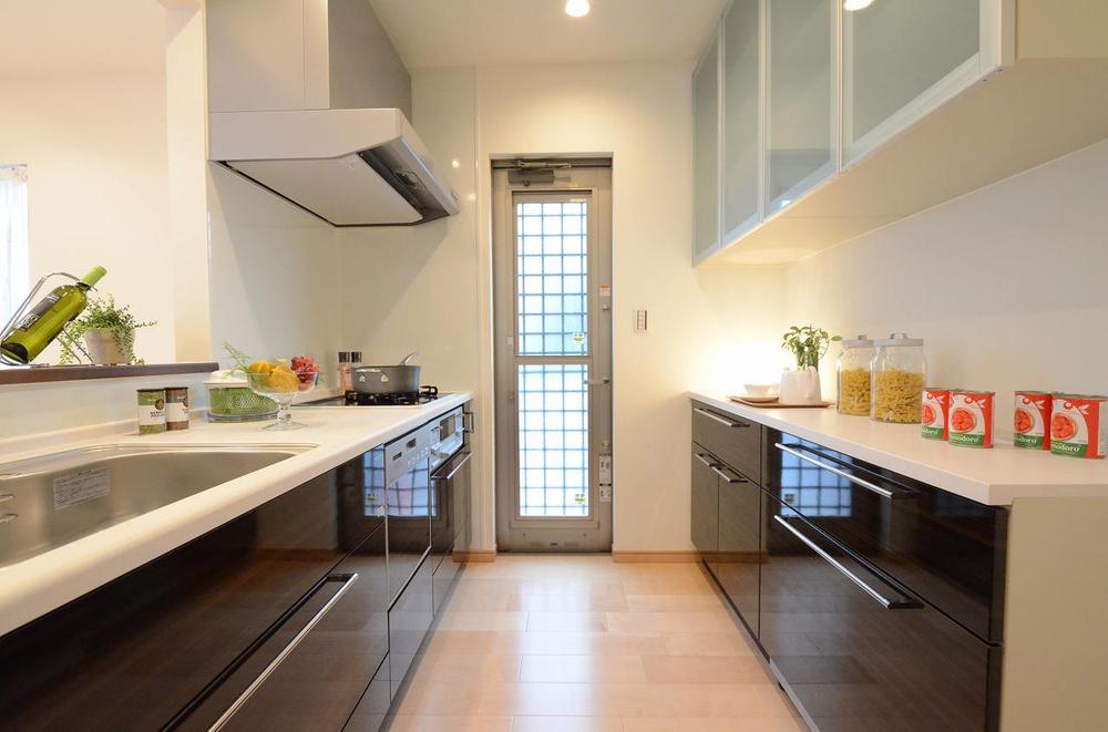 Kitchen. Model building human large top plate, Kitchen feeling of luxury in durable melamine door specification. The whole building LDK equipped with a floor heating of the gas formula, It warms the entire room from the feet, And very useful in the cold winter.