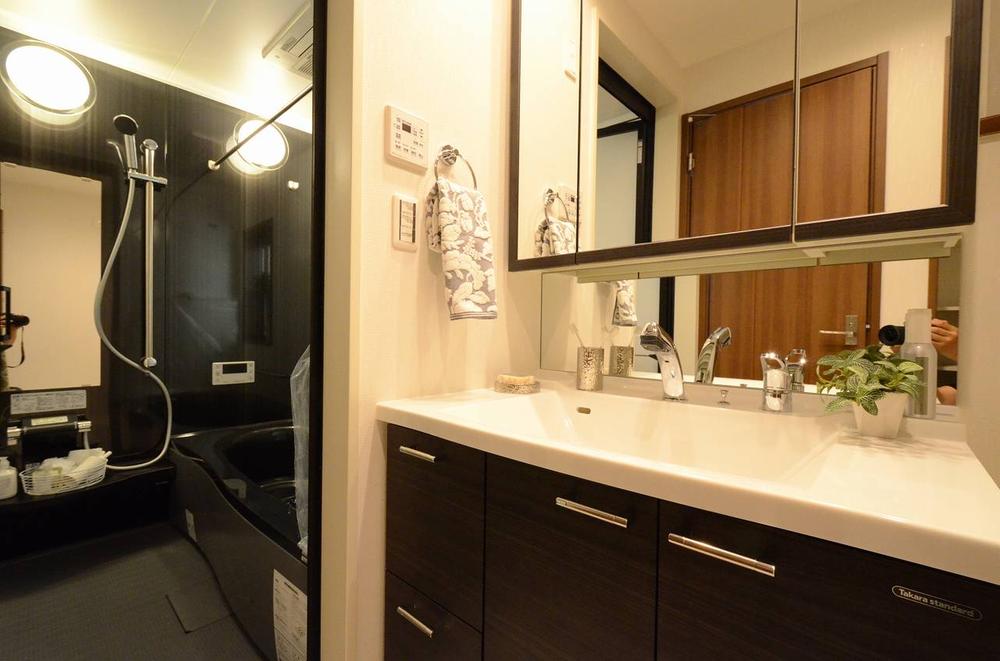 Wash basin, toilet. Vanity is felt is a sense of quality in the three-sided mirror with a wooden frame. design ・ Stuck to the functionality of both.