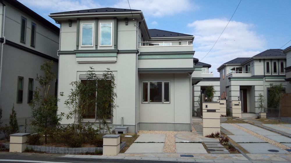 Local appearance photo. 4 Building was building completed. Incorporating the border tiles in each building outer wall, It is a little bit different finish.