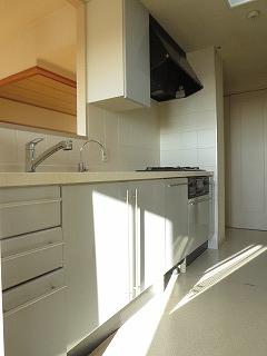 Kitchen.  ◆ Counter kitchen with a feeling of opening  ◆ You can also enter and exit to the wash room  ◆ Disposer to process the garbage  ◆ Storage space, such as a pantry