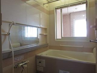 Bathroom.  ◆ It is equipped with a window, To ensure the lighting of  ◆ Bathroom Dryer, Reheating function, etc.  ◆ Heisei bathtub new exchange January 2012