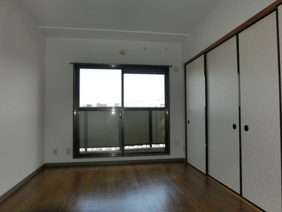 Living and room. It is the south side of the Western-style.