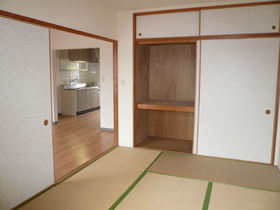 Living and room. Please be rumbling in the Japanese-style room.