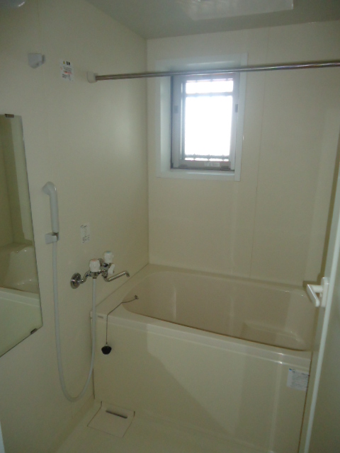 Bath. Chase fired function ・ With bathroom ventilation dryer. Also with window. 