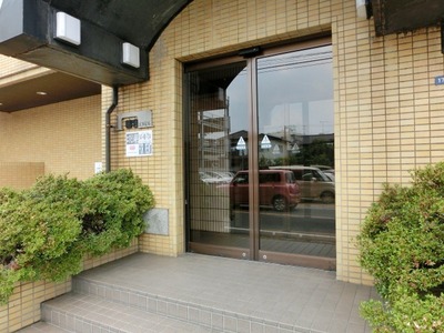 Entrance. Auto entrance with lock