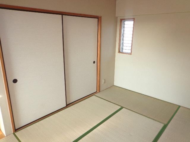 Living and room. There is also a Japanese-style room.