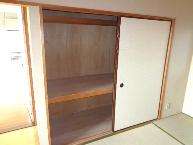 Receipt. There is a large storage in the Japanese-style room.