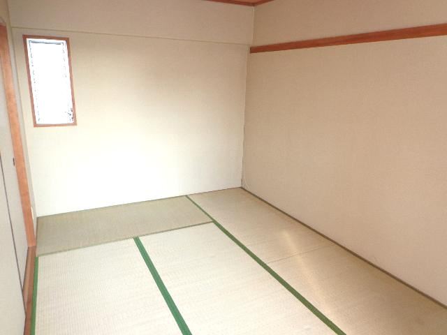 Living and room. There is a window in Japanese-style room, It is bright ☆