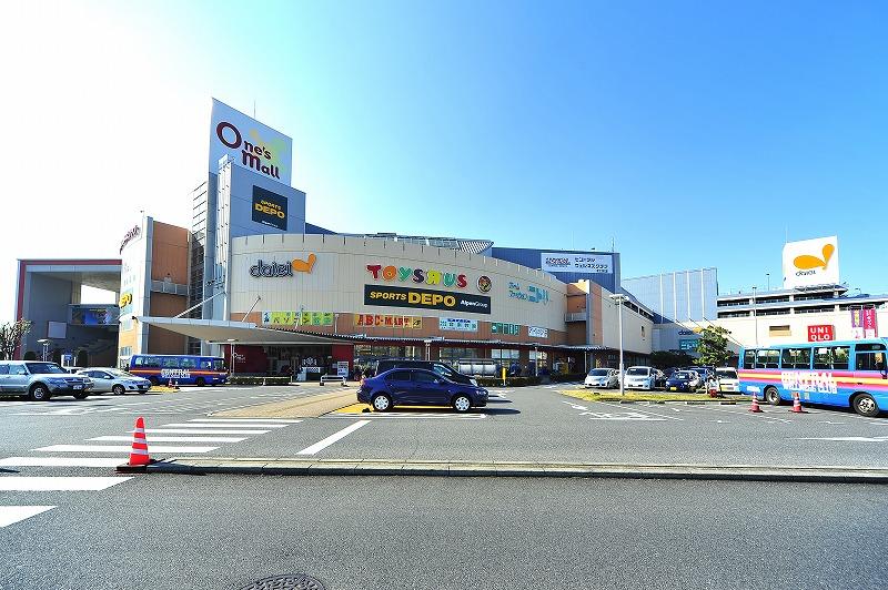 Shopping centre. Ones to Mall 820m