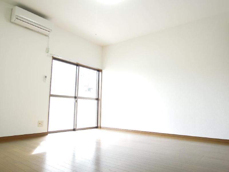 Living and room. Large windows ・ Also it comes with air conditioning