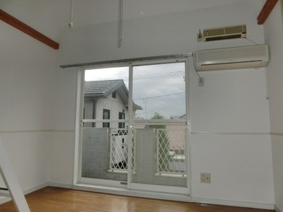 Living and room. Bright flooring clad Western-style