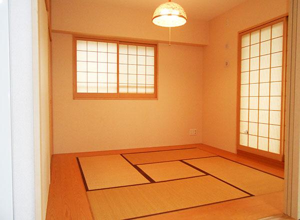 Non-living room. Japanese-style room, which was adjacent to the LD, About 5.5 Pledge There windows place 2, Bright is. still, Circumference of the tatami is ordered to plates.