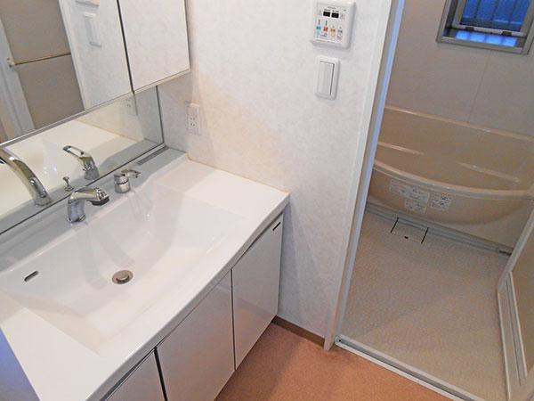 Wash basin, toilet. With wide three-sided mirror bowl-integrated vanity To rear, Unit bus with no difference in level between the washroom