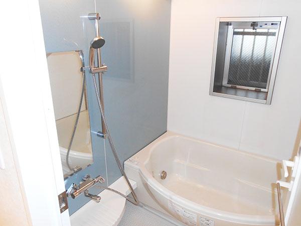 Bathroom. In bathroom, Adopt a shell-type tub (low-floor bathtub).  Also it comes with bathroom ventilation dryer.