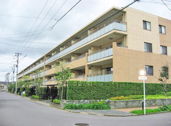 Local appearance photo. It is a low-rise apartment of the four-story in a quiet residential area.