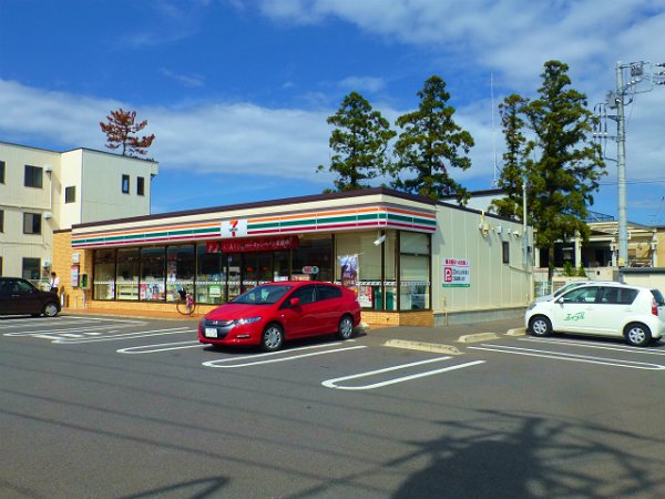 Convenience store. 300m to Seven-Eleven (convenience store)