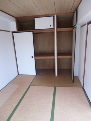 Living and room. It is placed, such as spare bedding to 1 between the half of the closet.