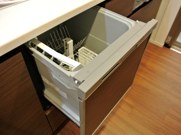Kitchen.  [Dishwasher] Equipped with a washable dishwasher about 5 servings of dishes in a slim design, while one time. A variety of dishes is easy to put new ・ It has adopted a smart car. (Same specifications)