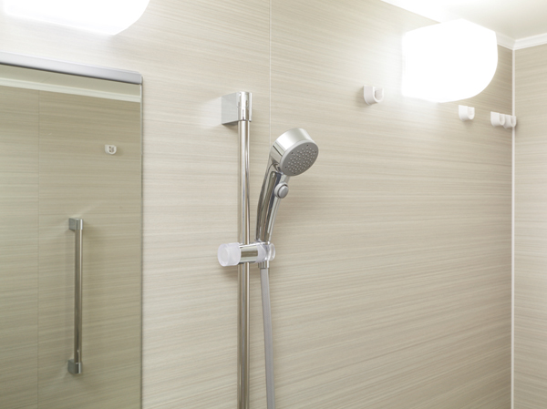 Bathing-wash room.  [Slide bar shower head] According to the height, Equipped with a slide bar that you can freely adjust the height and angle. Shower head is a water-saving type with one o'clock the water stop button. (Same specifications)