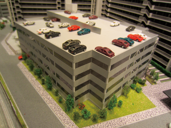 Features of the building.  [Self-propelled parking Rendering model] Ensure the parking of 667 cars on site (including three for wheelchair users). Since all flat location or self-propelled, Smooth and out of the car. Also 13 cars and parking for visitors ・ We have a car wash space provided in two cars.  ※ Self-propelled parking is limited to the type of vehicle.