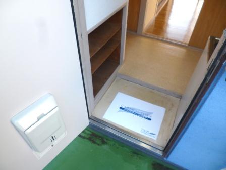 Entrance. Entrance with a shoebox