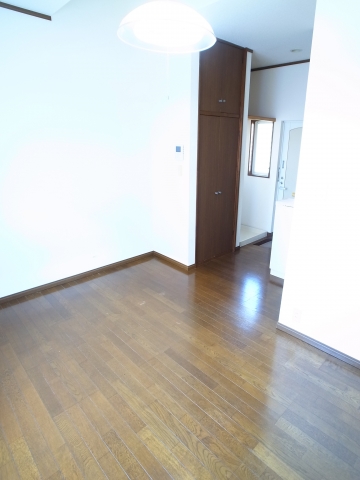 Living and room. The point is a 10-minute walk from Chiba!