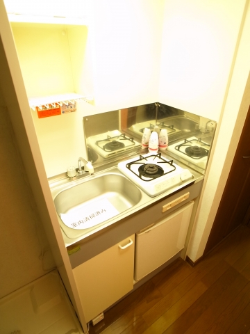 Kitchen. Convenient mini-kitchen! Refrigerator has been built at the bottom of the door! !