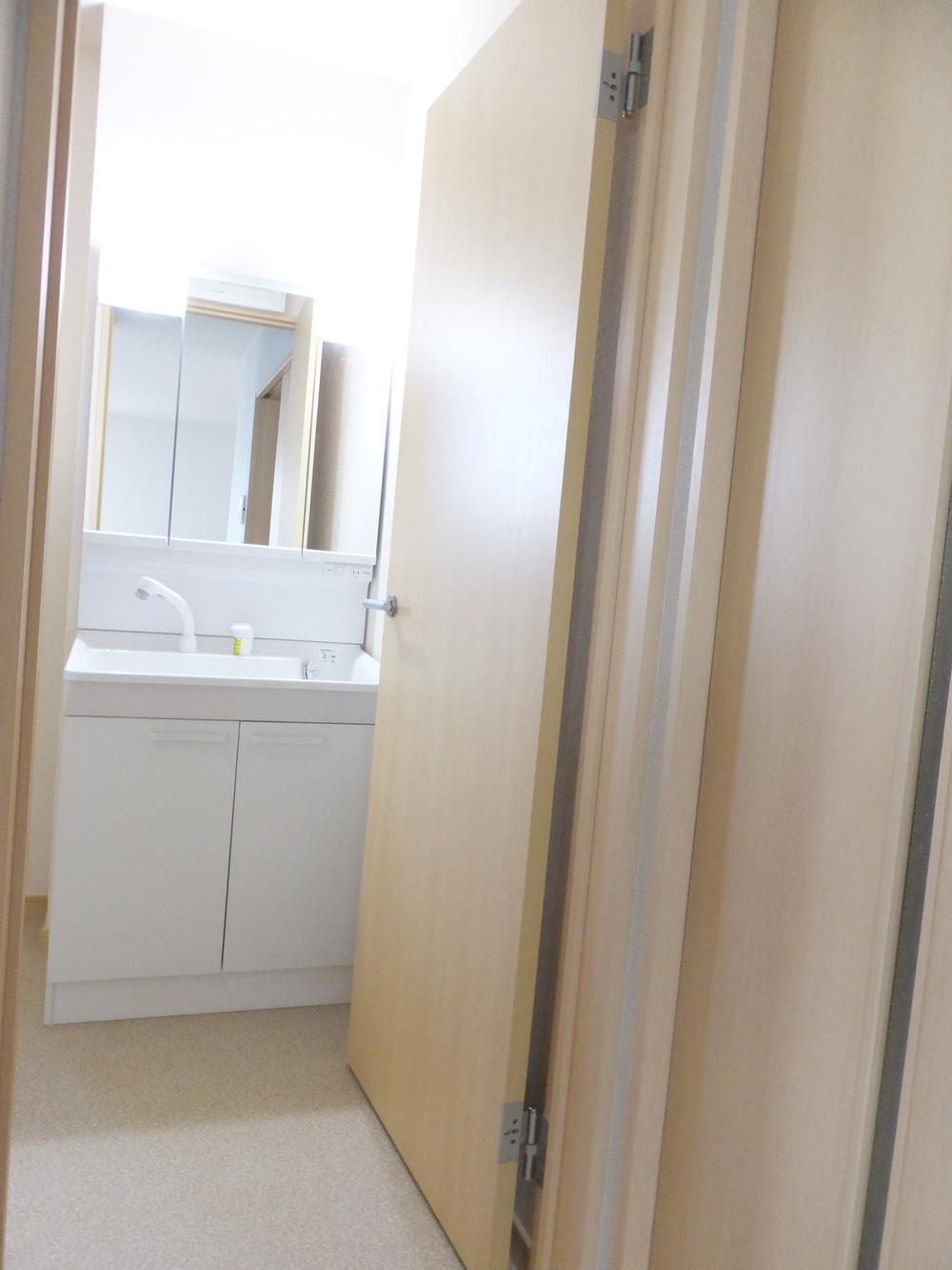 Wash basin, toilet. 1 Building (December 2013) Shooting