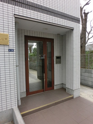 Entrance. Auto-lock equipped