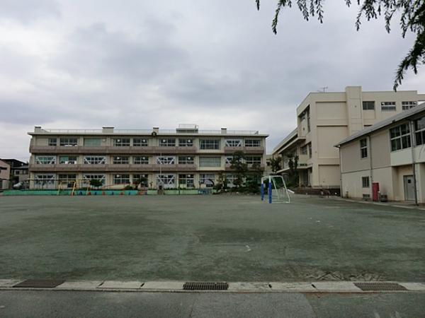 Primary school. Inage a 14-minute walk up to 1100m elementary school to elementary school.